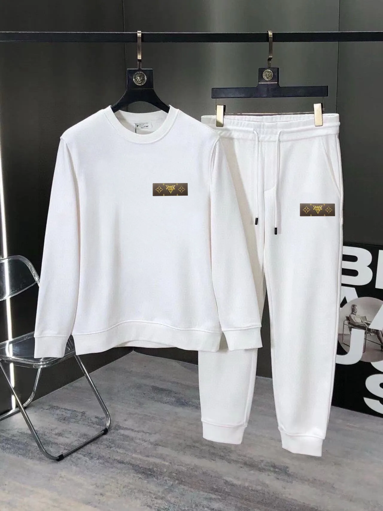 🅿️380 [LV Louis Vuitton] (Fat Man Gospel) hot-selling suit is coming. Focus on the original version of the official website. 2025 new hot-selling sweatshirt suit. The original order is hard to buy🇭🇰. It is the meticulous work of top designers for a fitting and perfect upper body effect. All-natural high-quality Roman cotton 100%, close-fitting comfort, noble and elegant! Original hardware embodies elegance and nobility! Counter size: M-5XL (maximum wear up to 220 pounds)